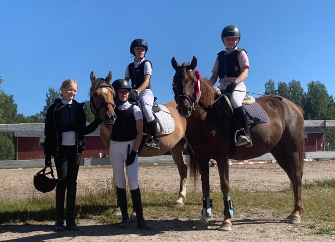 Lapset ja hevoset Amoreten ratsastustallilla